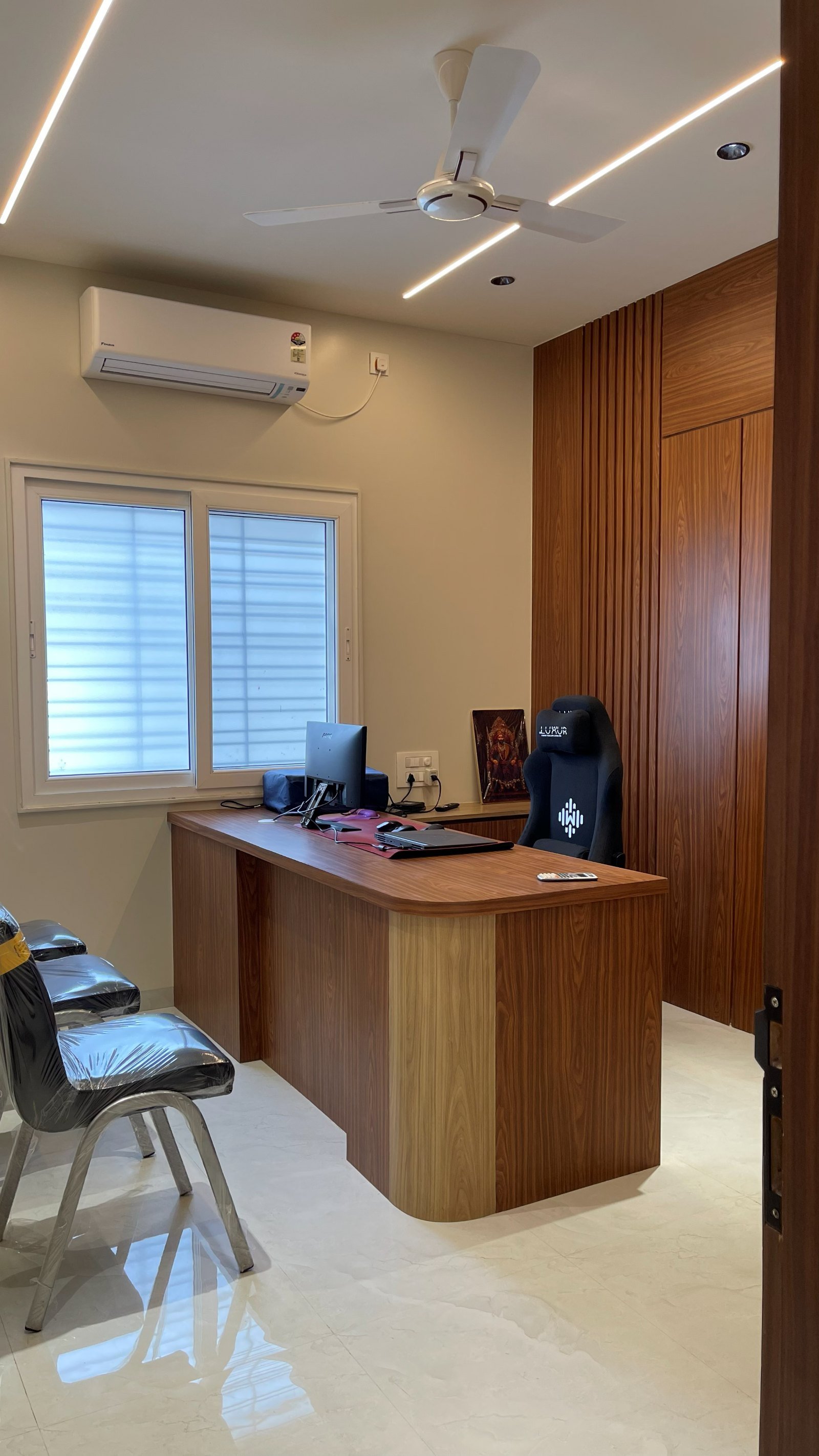 Main cabin, Lonar office