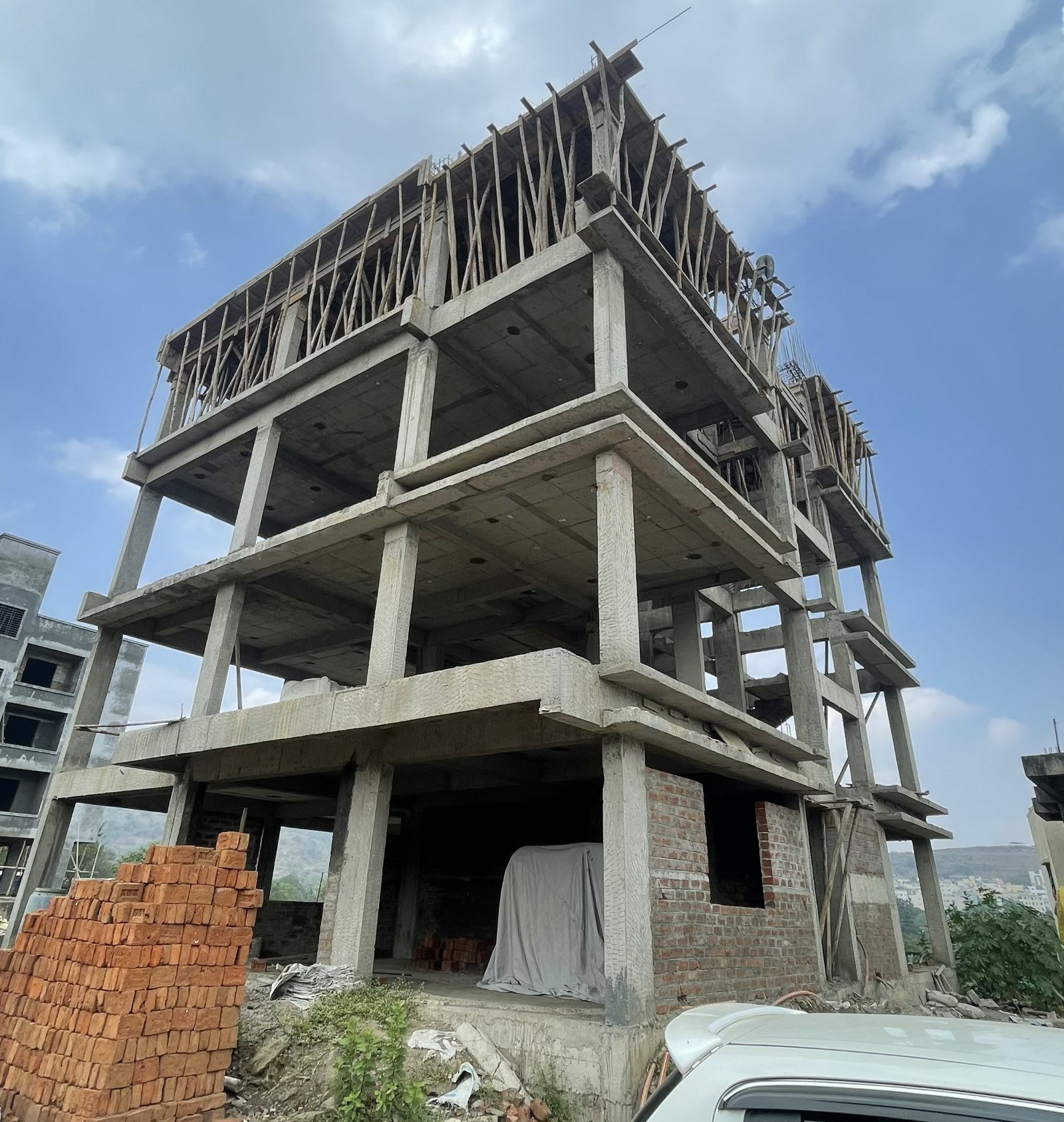 Kedar Dalavi Bungalow, Sus